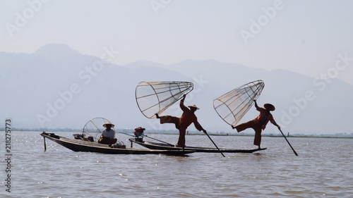 Fotografie Burmesische Einbeinfischer in Myanmar
