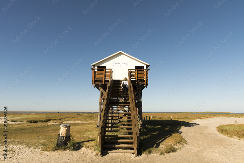 Toilettenhaus auf Stelzen am Strand von Sankt Peter Ording