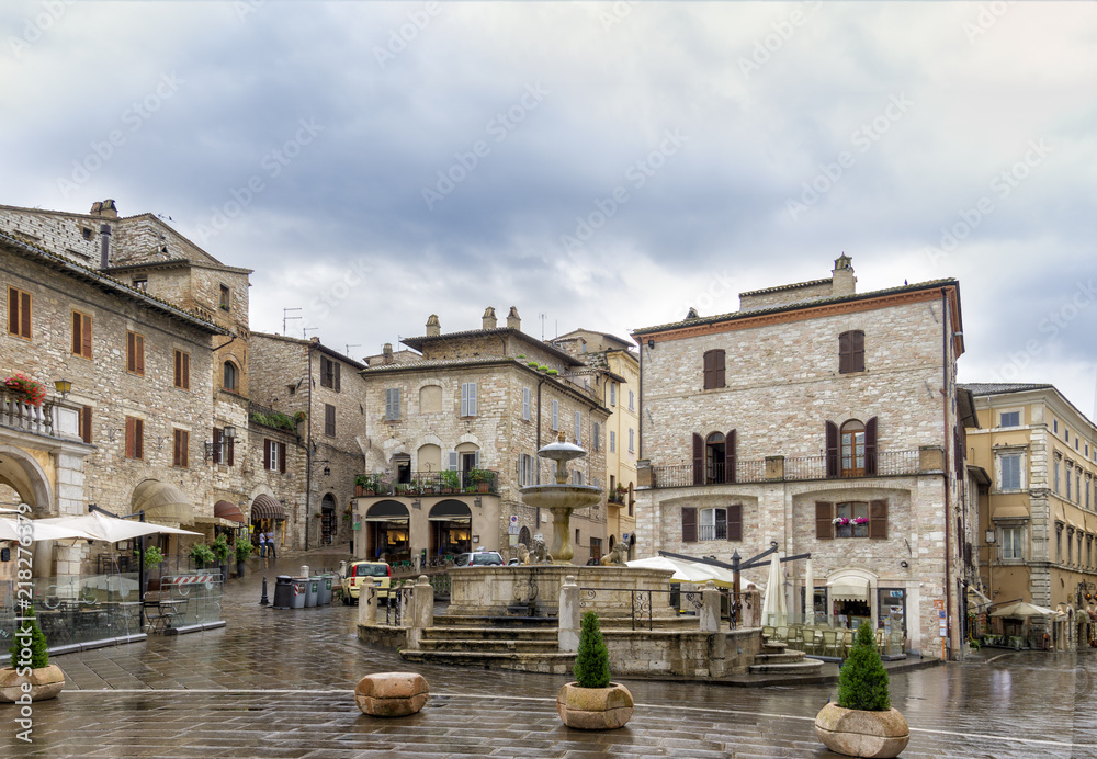 Stadtzentrum Assisi mit der FONTANA DEI TRE LEONI bei Regenwetter, Piazza del Comune