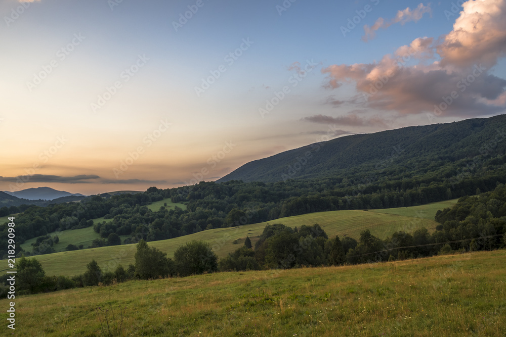Obraz premium Złoty świt w Bieszczadach widok na zbocze Rawki, w oddali masyw Tarnicy