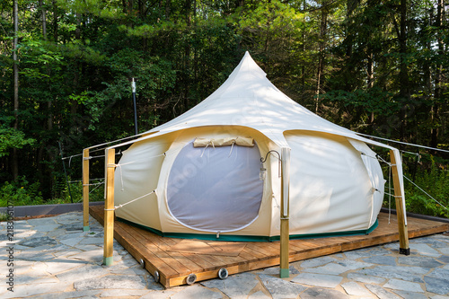 Obraz na płótnie Glamping tent in a forest w salonie