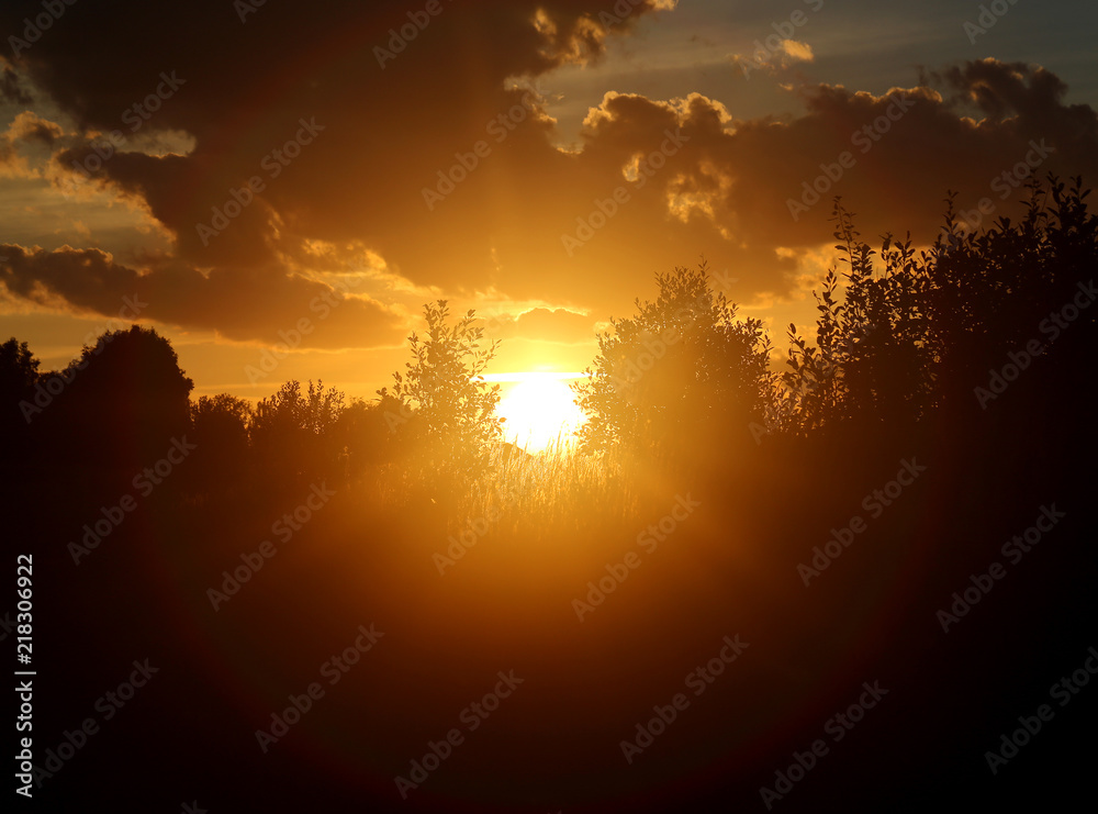 Fototapeta premium Piękne zdjęcie jasnego zachodu słońca