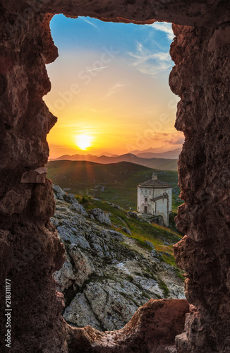 Photo Rocca Calascio (Italy) - The ruins of an old medieval village with castle and church, over 1400 meters above sea level on the Apennine mountains in the heart of Abruzzo, at sunset