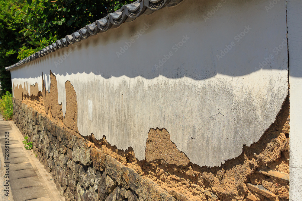 Fototapeta premium 萩城城下町、壊れた白壁(山口県萩市)