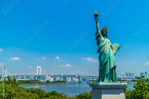 Liberty statue with rainbow bridge in odaiba island