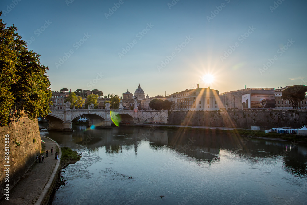 Fototapeta premium Framed Sunset over Tiber River in Rome 