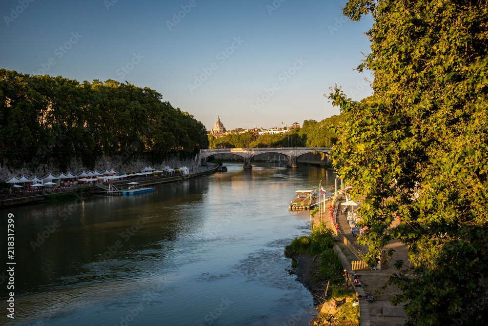 Fototapeta premium Framed Sunset over Tiber River in Rome 