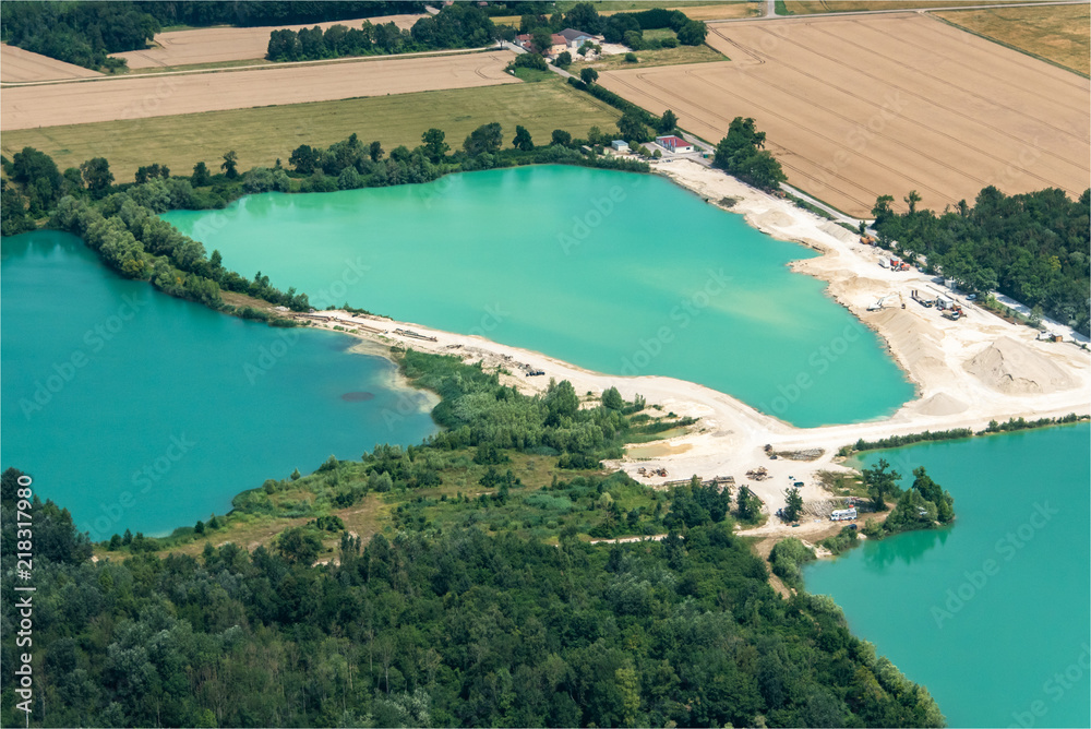 vue aérienne de lacs de sablières à Lassicourt dans l'Aisne en France