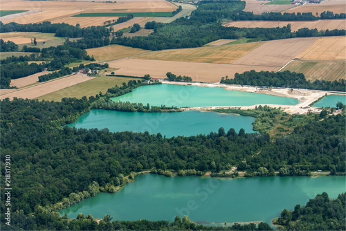 vue aérienne de lacs de sablières à Lassicourt dans l'Aisne en France © Francois