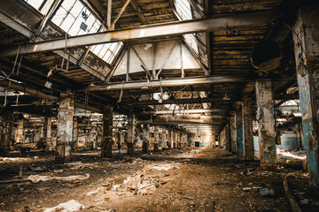 Wandcirkels Oude verlaten gebouwen Vervallen industriële gang met lichtinval  © DedMityay