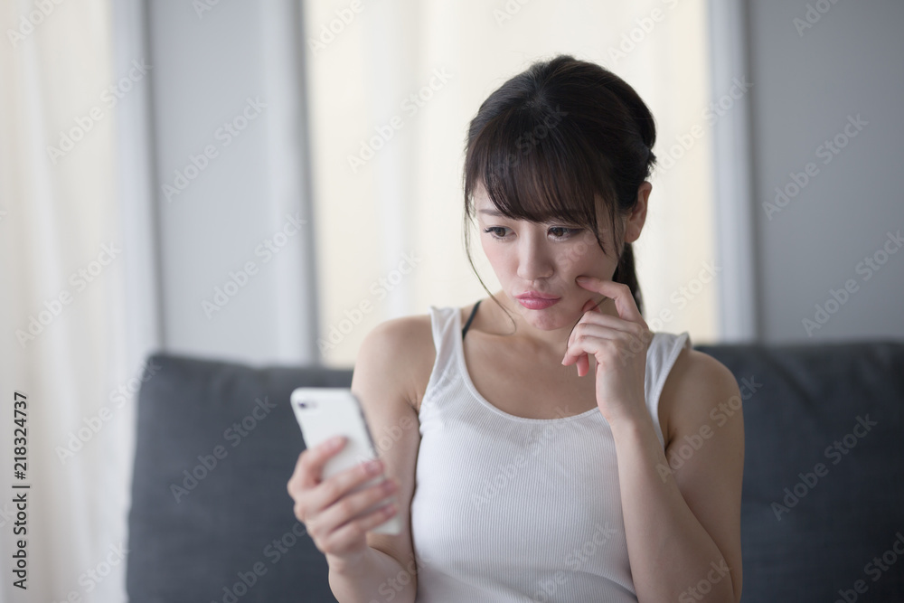 スマホ・女性・ソファ スマホ・女性・ソファ