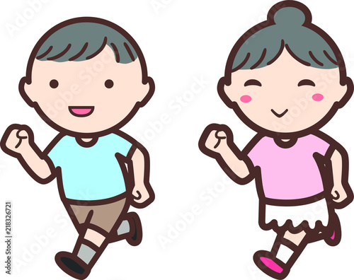 幼児の男の子と女の子が走る