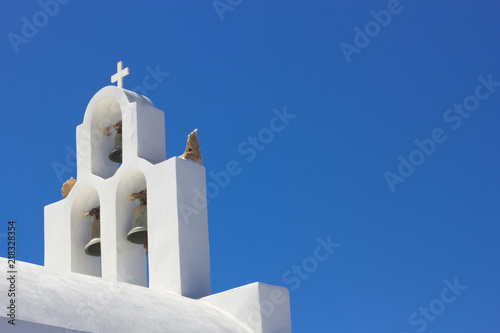 Classico campanile greco a tre campane a Santotini