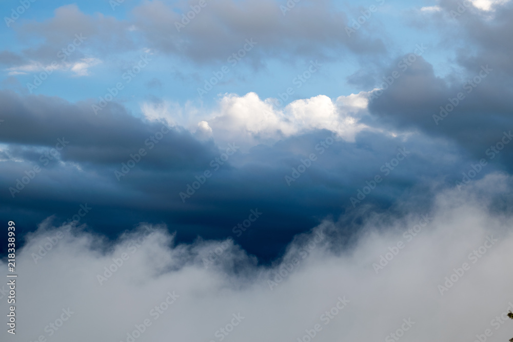 Fototapeta premium Wolken und Nebel in verschiedenen Blautönen. 