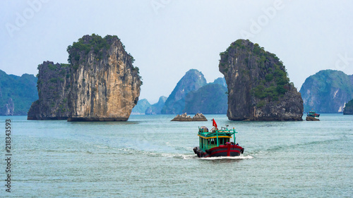 Ha Long Bucht, Vietnam photo