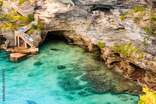 Fototapeta Paradise travel destination beach in Hamilton, Bermuda. Deep Bay Beach with golden sand and a beautiful rock formation.