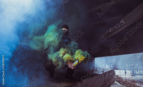 Canvastavla A football fan with a smoke bomb in his hands