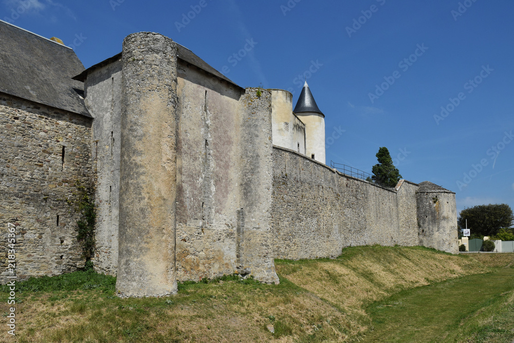Donjon et remparts du château de Noirmoutier, Vendée, Pays de la Loire, France.