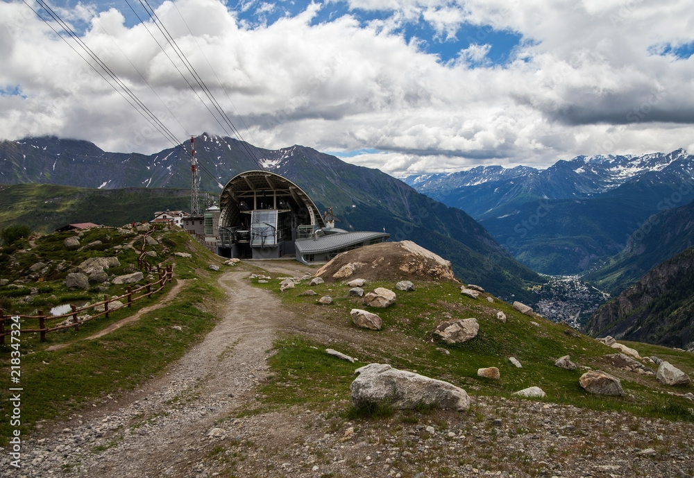 View to the cableway Skyway station. View to the cableway Skyway station.