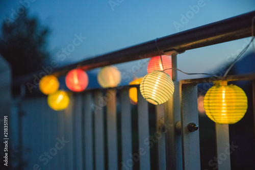 Bunte Papierlaternen an einem lauen Sommerabend, Gartenparty photo