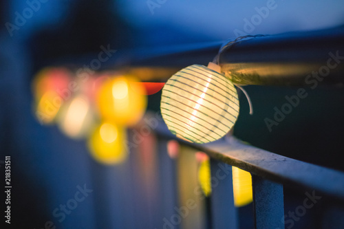 Bunte Papierlaternen an einem lauen Sommerabend, Gartenparty photo