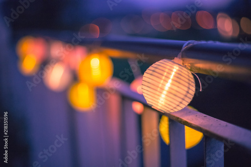 Bunte Papierlaternen an einem lauen Sommerabend, Gartenparty photo