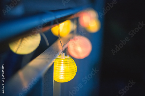 Bunte Papierlaternen an einem lauen Sommerabend, Gartenparty photo