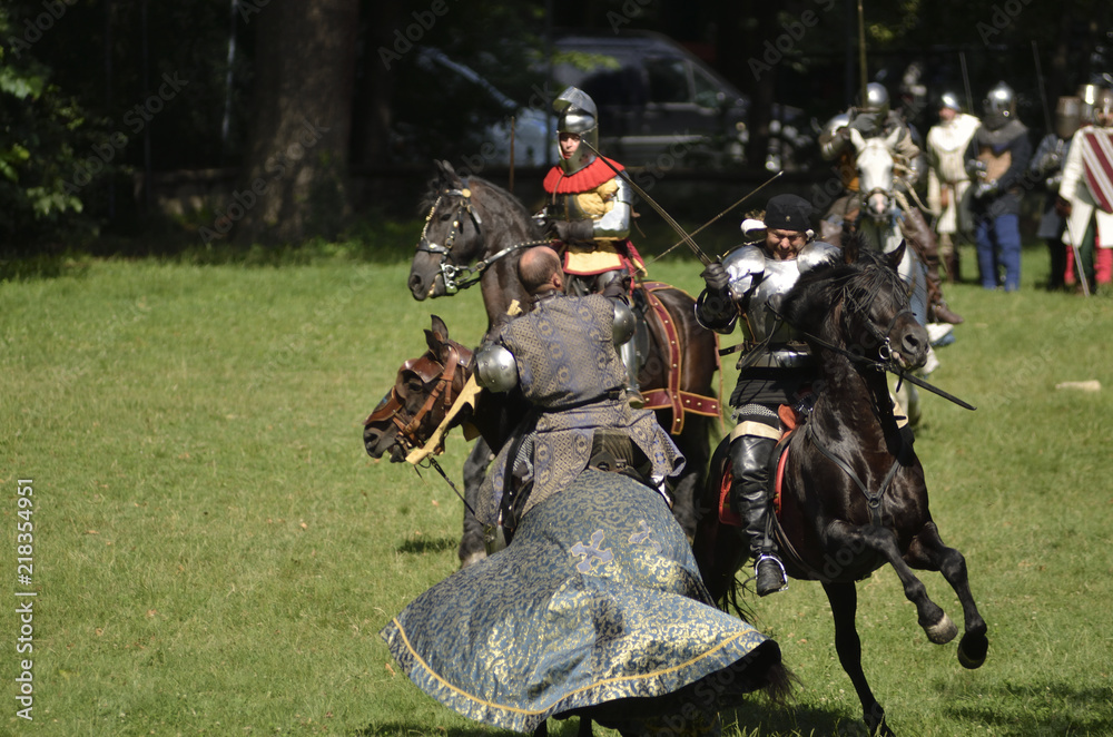 Fototapeta premium cavalieri corazzati a cavallo