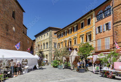 Markttag in Città della Pieve im Schatten des Domes auf der Piazza Plebiscito photo