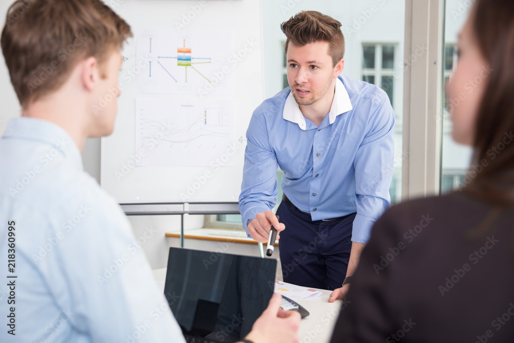 Obraz premium Businessman Communicating With Colleagues In Meeting at Office