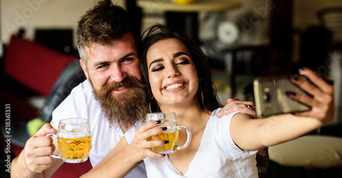 Schilderij op canvas Couple in love on date drinks beer