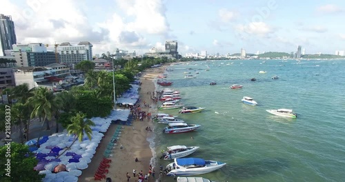 Pattaya City : The main beach with tourist wait for speed boat to go to the island near Pattaya