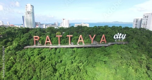 Pattaya City : The main beach with tourist wait for speed boat to go to the island near Pattaya