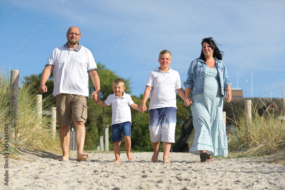 glückliche Familie erwartet Nachwuchs glückliche Familie erwartet Nachwuchs