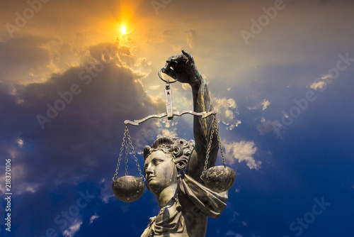 Foto Statue of Lady Justice in front of the Romer in Frankfurt - Germany