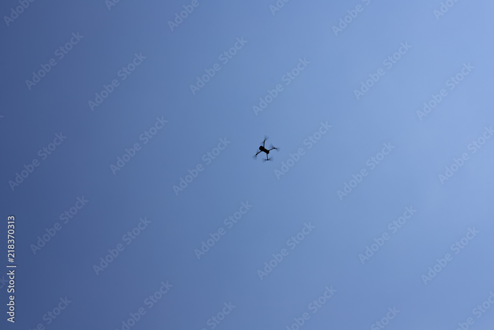 cielo blu e aeromobile in volo