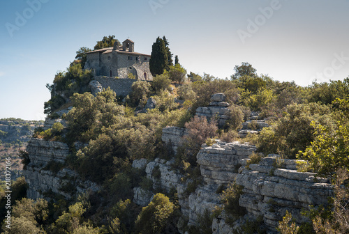 L'ermitage Saint-Eugène est niché au bord d'une falaise dans le Bois de Païolive, près des Vans, Ardèche, FRANCE, 10 juillet 2018