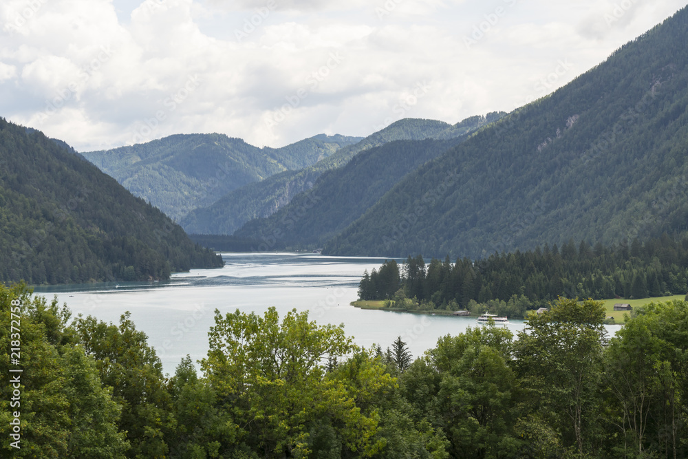 Naklejka premium A panoramic view of the nature in Weissensee lake, Carinthia Austria