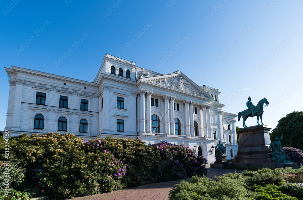 Rathaus Altona und Kaiser Wilhelm Statue