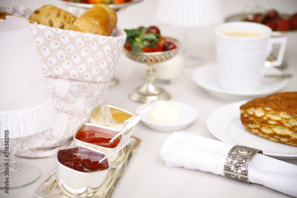 Edles Frühstücksbuffet mit Kaffee, Marmelade und feinem Gbäck Edles Frühstücksbuffet mit Kaffee, Marmelade und feinem Gbäck