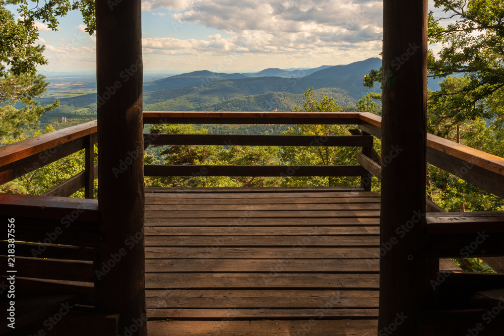 Fototapeta premium Le balcon du kiosque Jadelot, un point de vue unique sur les Vosges, Alsace, France