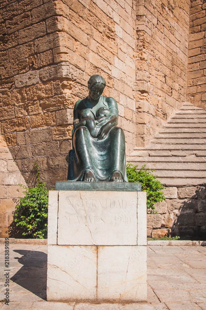 Statue de bronze de la vierge Marie et son enfant à Palma de Majorque Stock  Photo | Adobe Stock