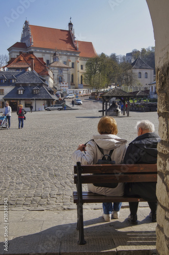 para starszych ludzi odpoczywająca na rynku w Kazimierzu Dolnym, miejsca na odpoczynek weekendowy
