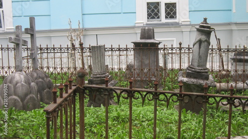 Надгробия в ограде храма ВСЕХ СВЯТЫХ