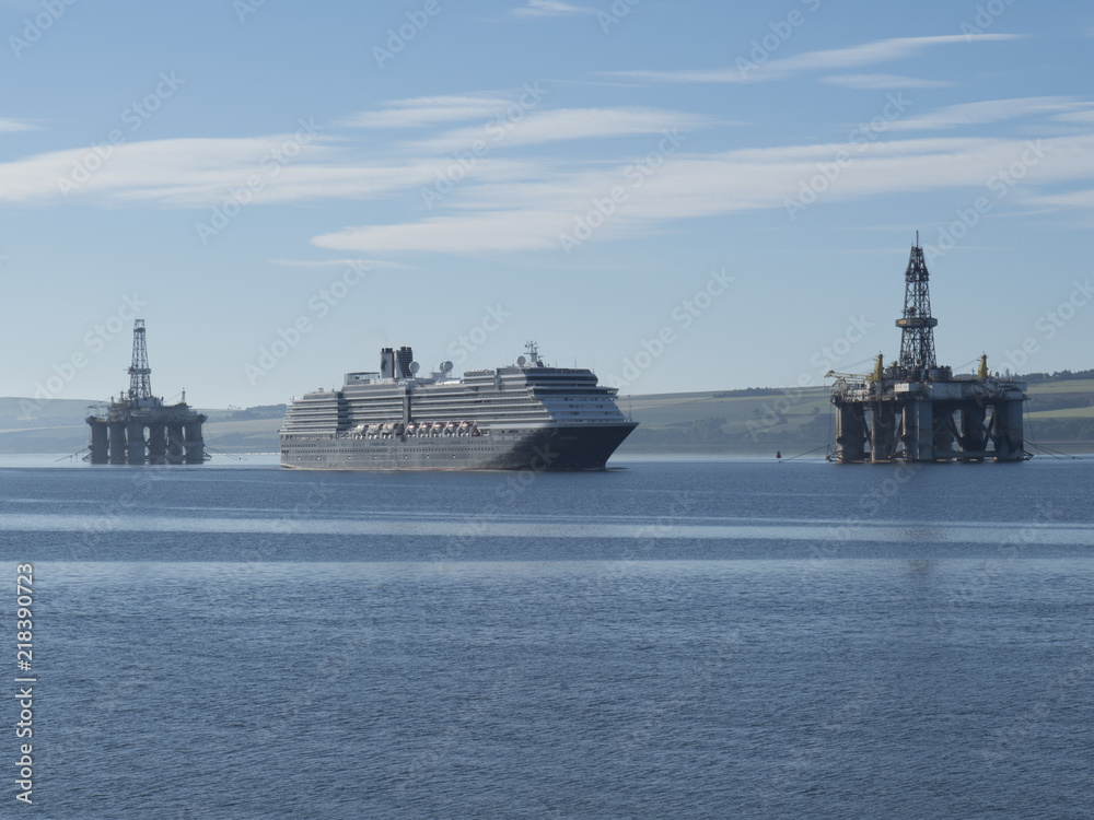 Bateau de croisière passant devant des plateformes pétrolières à Invergordon (Ecosse) Bateau de croisière passant devant des plateformes pétrolières à Invergordon (Ecosse)
