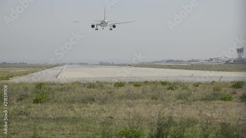 Areo atterra in una pista di un aeroporto photo