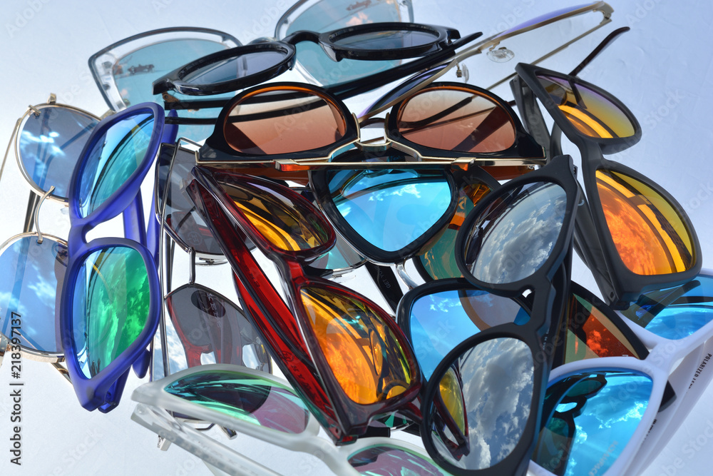 gafas de sol polarizadas con cristales y monturas de diferentes colores usadas para proteger los ojos de los rayos uv durante el verano