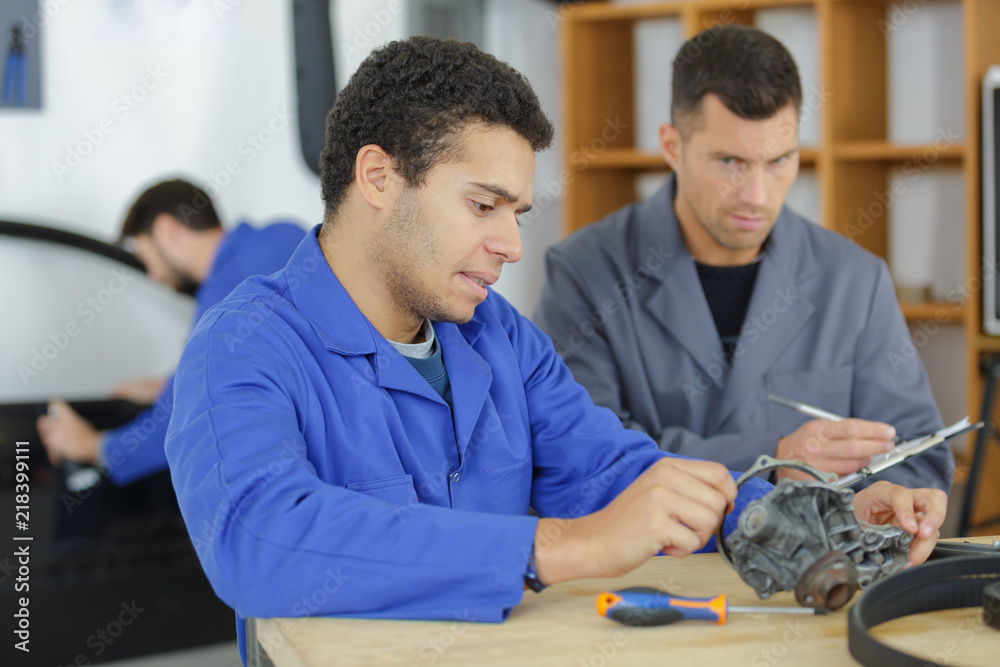 Obraz premium teacher grading the apprentice