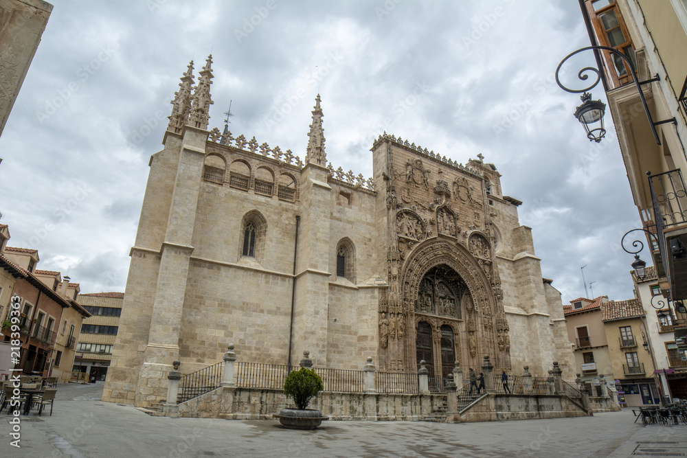 Fachada principal de la Iglesia de Santa Maria la Real de Aranda de Duero es la capital de la región vinícola de Ribera del Duero, famoso destino español. 