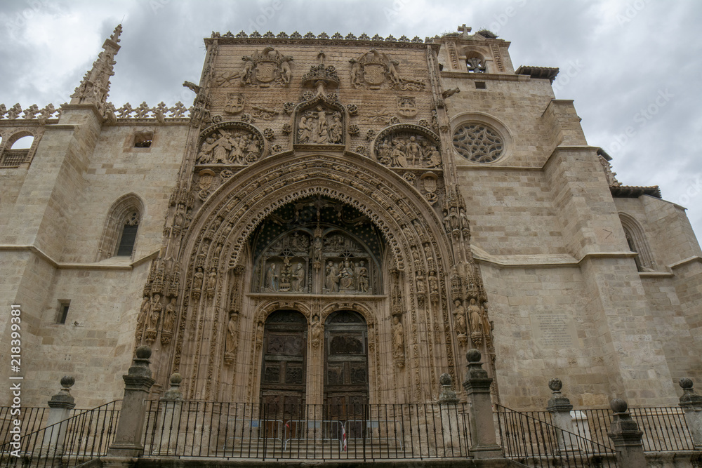 Portico gótico de la Iglesia de Santa Maria la Real de Aranda de Duero es la capital de la región vinícola de Ribera del Duero, famoso destino español. 